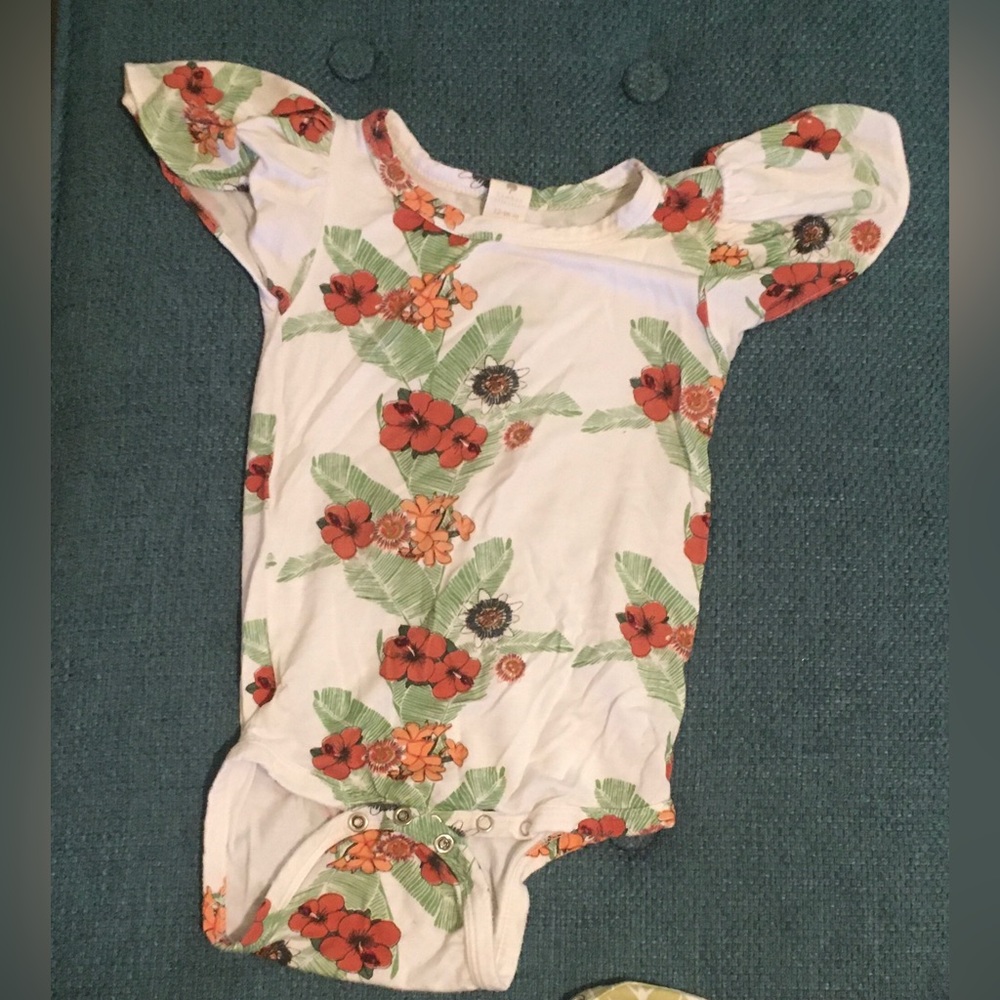 Floral Kate Quinn onesie with flare sleeves 12-18 months